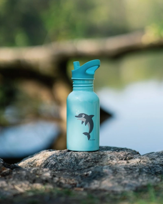 CARL OSCAR 500 ml detská antikor fľaša STEELish DELFÍN bledomodrá s antikor slamkou