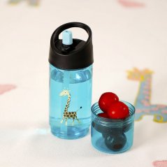 CARL OSCAR detská fľaša s pohárom 2v1 ŽIRAFKA modrá